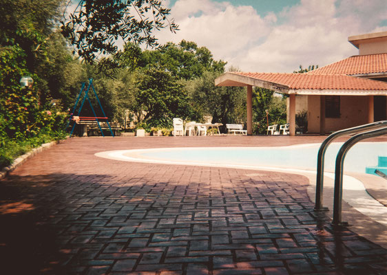 26 - Bordo piscina / Mattoni a spina di pesce