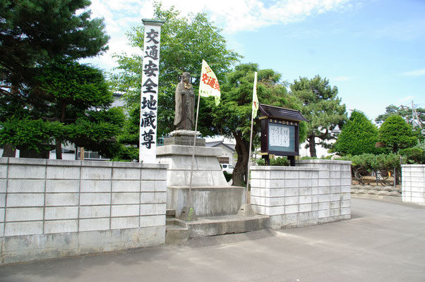 慈現寺の門前
