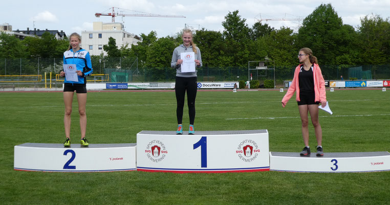 Weitsprung - Platz 1 für Carolin mit 4,60m