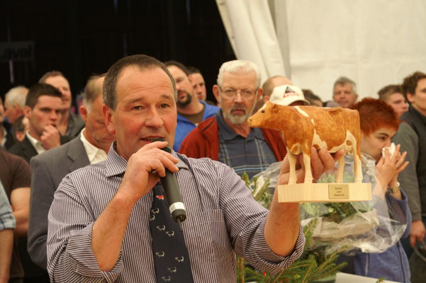 Ok-Präsident Daniel Zürcher präsentiert den Preis für die Juniorchampion