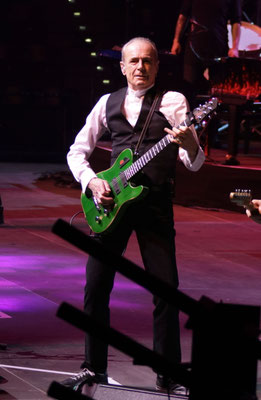 Francis Rossi ( Status Quo ) bei der "Rock Meets Classic 2018" in der MHP Arena Ludwigsburg.