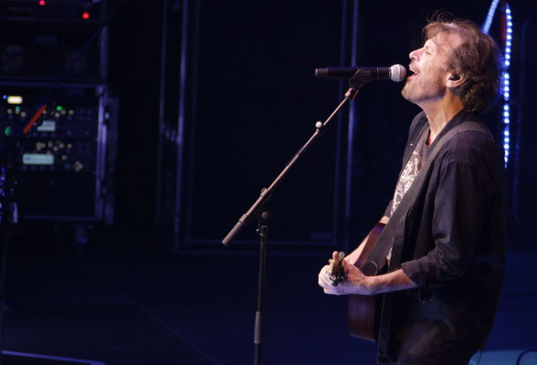 Eric Bazilian ( The Hooters ) bei der "Rock Meets Classic 2018" in der MHP Arena Ludwigsburg.