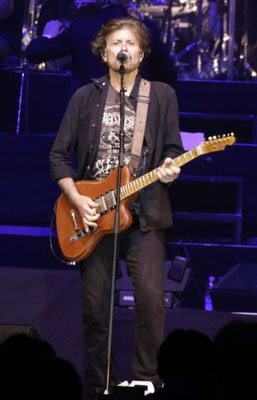 Eric Bazilian ( The Hooters ) bei der "Rock Meets Classic 2018" in der MHP Arena Ludwigsburg.