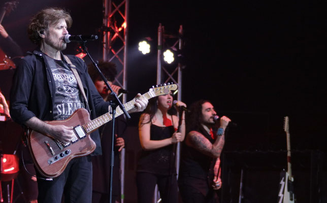 Eric Bazilian ( The Hooters ) bei der "Rock Meets Classic 2018" in der MHP Arena Ludwigsburg.