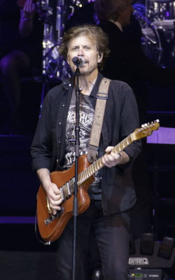 Eric Bazilian ( The Hooters ) bei der "Rock Meets Classic 2018" in der MHP Arena Ludwigsburg.