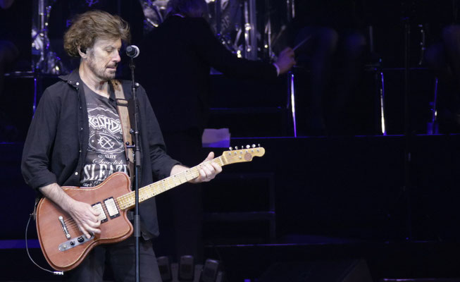 Eric Bazilian ( The Hooters ) bei der "Rock Meets Classic 2018" in der MHP Arena Ludwigsburg.