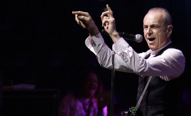 Francis Rossi ( Status Quo ) bei der "Rock Meets Classic 2018" in der MHP Arena Ludwigsburg.