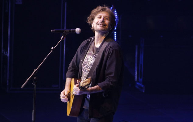 Eric Bazilian ( The Hooters ) bei der "Rock Meets Classic 2018" in der MHP Arena Ludwigsburg.