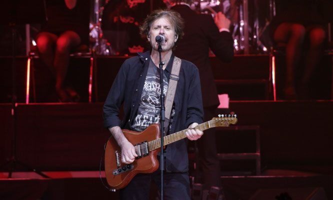 Eric Bazilian ( The Hooters ) bei der "Rock Meets Classic 2018" in der MHP Arena Ludwigsburg.