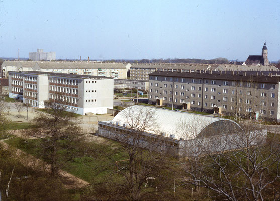 Stadtpanorama mit der "Blechbüchse", einer Turnhalle im Wilhelm-Pieck-Ring