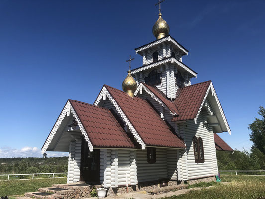 2019 - Die Kirche liegt auf der linken Straßenseite auf einem Hügel 