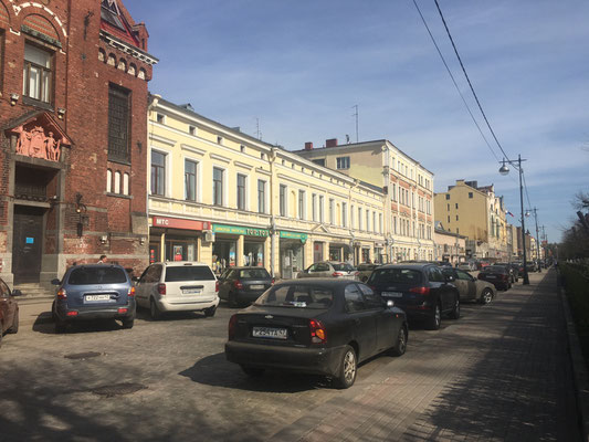 Blick in die kleine Straße mit unserem MTC Shop in Vyborg