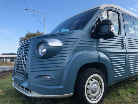 Retro Citroen Type H in Tournai