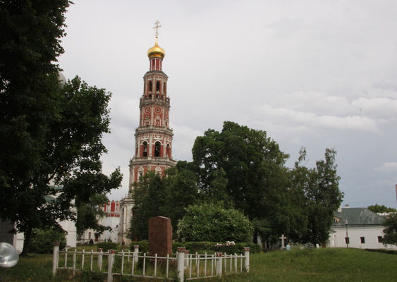 Der 72m hohe Glockenturm