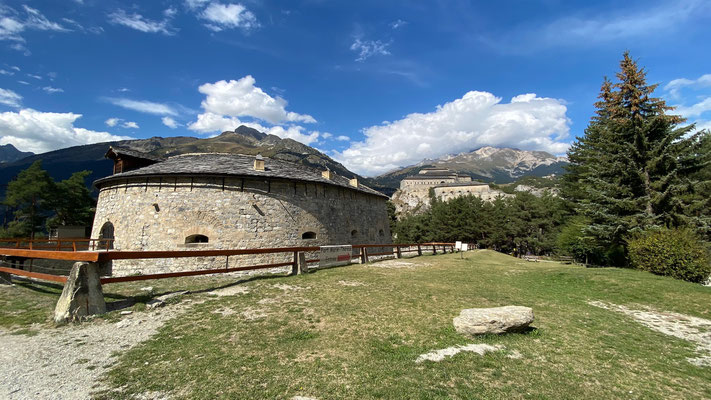 Blick auf das Fort Redoute Marie-Thérèse, im Hintergrund das Fort Victor-Emmanuel