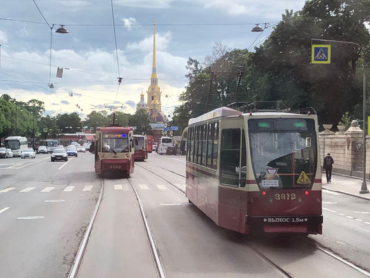 Anfahrt zum Straßenbahnmuseum - im Hintergrund die Peter-Pauls-Festung