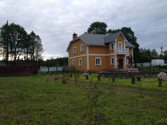 Hier das Haupthaus, in dem sich das Restaurant befindet und Zimmer vermietet werden.