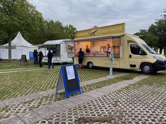 Würstchen- und Getränkestand auf dem Caravan Salon 2020