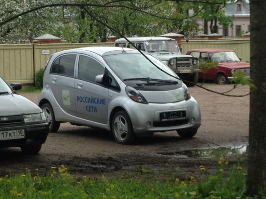 Wider Erwarten gibt es hier Autos unter Anderem eine Elektro-Miev