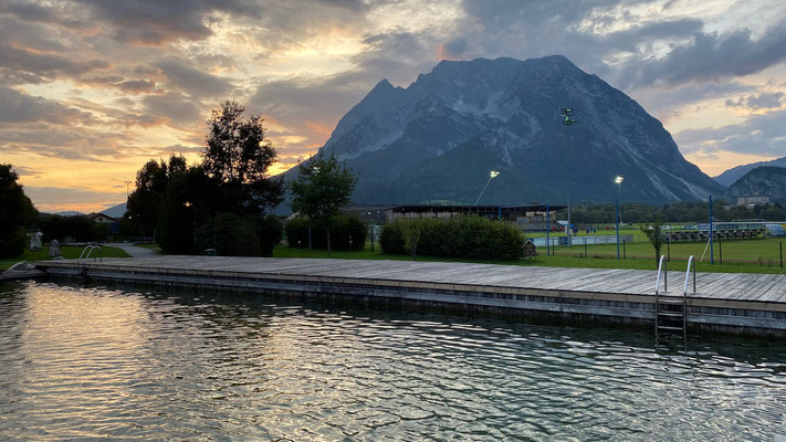 Schwimmteich mit Blick auf den Grimming