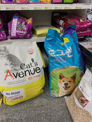 In Supermärkten gibt es immer auch große Hundefuttersäcke zu kaufen