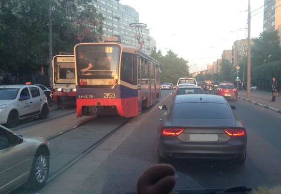 Straßenbahn fahren in Moskau - auch hier staut es sich manchmal