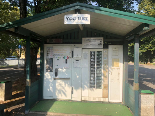 Joghurt-Automat am Parkplatz in Castell'Arquato