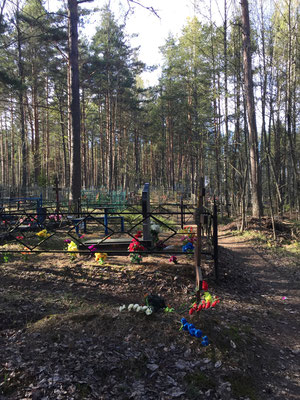 Mitten im Wald gelegen wirken russische Friedhöfe immer so friedlich ... 