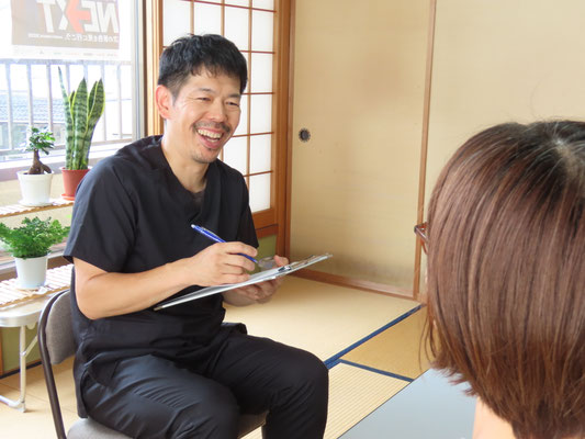 新潟市東区の整体院 N Cure（エヌキュア） 院長 笑顔でカウンセリング