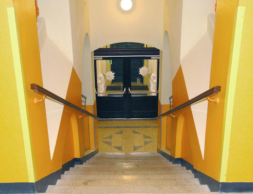 Stiegenabgang zum Haupteingang