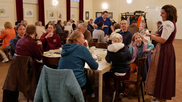 Osterfrühstück im Pfarrsaal.