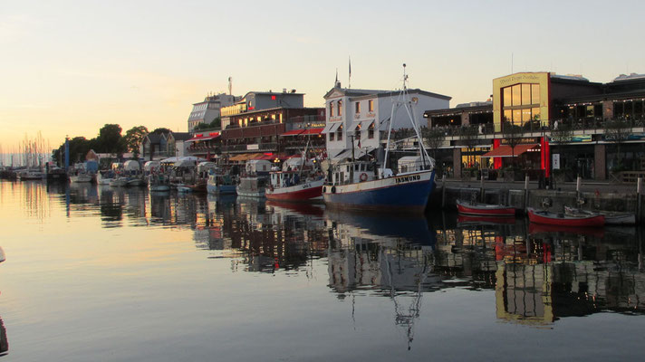 Sonntag: Spaziergang an der Hafenpromenade in Warnemünde am späten Abend.