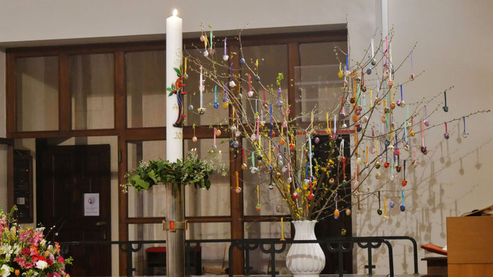 Auferstehungsfeier um 5:00 Früh: Osterkerze und Osterbaum.