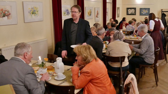 Osterfrühstück im Pfarrsaal.