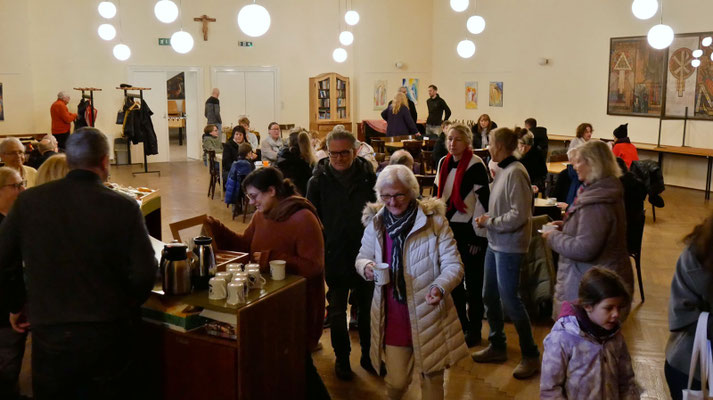 Erster Adventsonntag, Pfarrkaffee im Saal