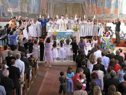 Beim gesungenen Vater Unser bilden die Erstkommunionkinder einen Kreis um den Altar.