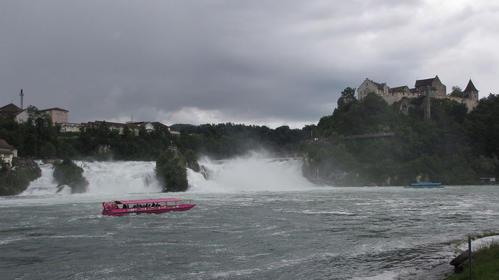 Sonntag: Mit einem Boot ist es auch möglich bis zum Wasserfall zu fahren. 