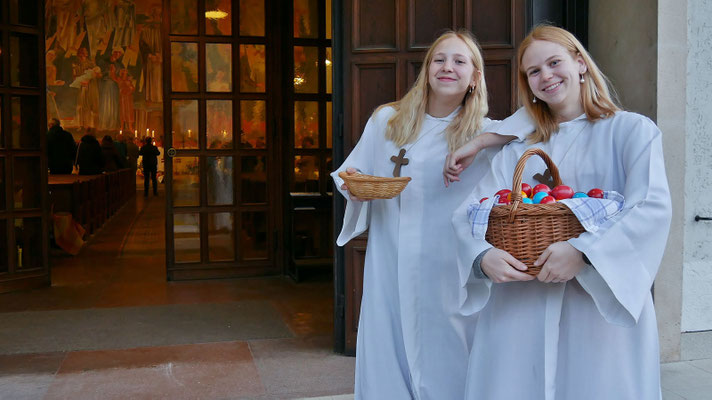 Auferstehungsfeier um 5:00 Früh: zum Auszug gibt es geweihte Ostereier.