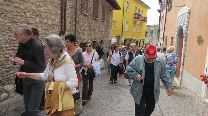 Montag: Stadtrundgang in Sirmione am Gardasee