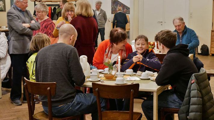 Osterfrühstück im Pfarrsaal.
