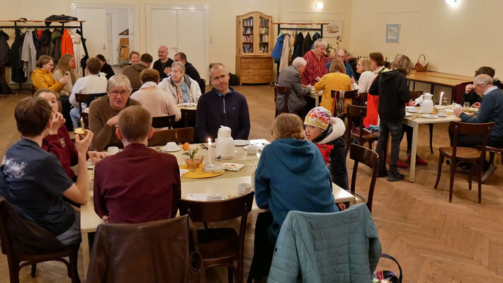 Osterfrühstück im Pfarrsaal.
