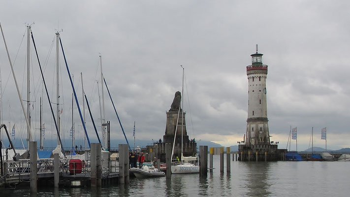 Donnerstag: Der markante Leuchtturm im Hafen von Lindau (rechts) und der bayrische Löwe (links).