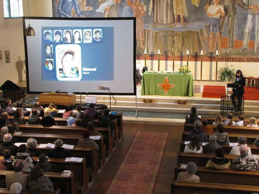 Nach der Predigt stellt Franziska Seiser die Firmkandidaten über eine Powerpoint Präsentation auf der großen Leinwand vor.