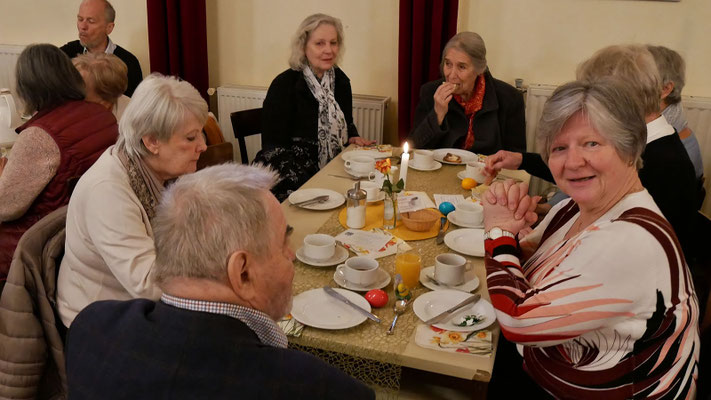 Osterfrühstück im Pfarrsaal.