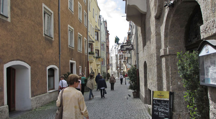 Montag: Spaziergang durch die Altstadt von Hall in Tirol