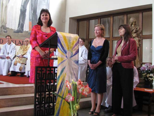 Firmbegleiter Franziska Seiser, Barbara Ranftl und Angelika El Zeir stellen ihre Firmlinge vor.