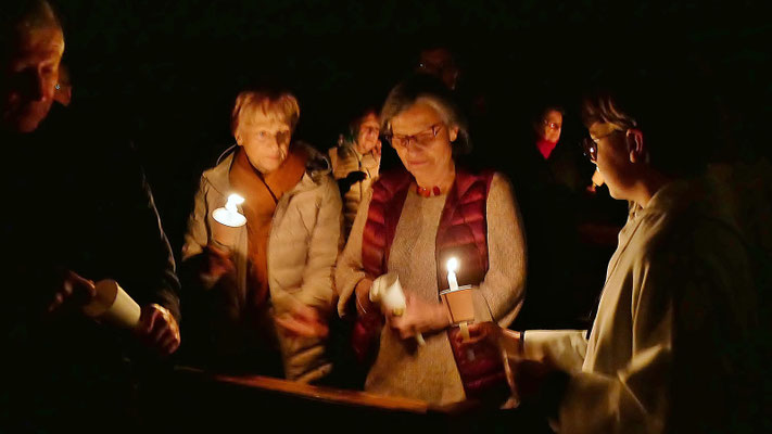 Auferstehungsfeier um 5:00 Früh: Weitergabe des Osterfeuers an die Gemeinde.