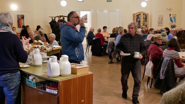 Dritter Adventsonntag, Pfarrkaffee im Saal