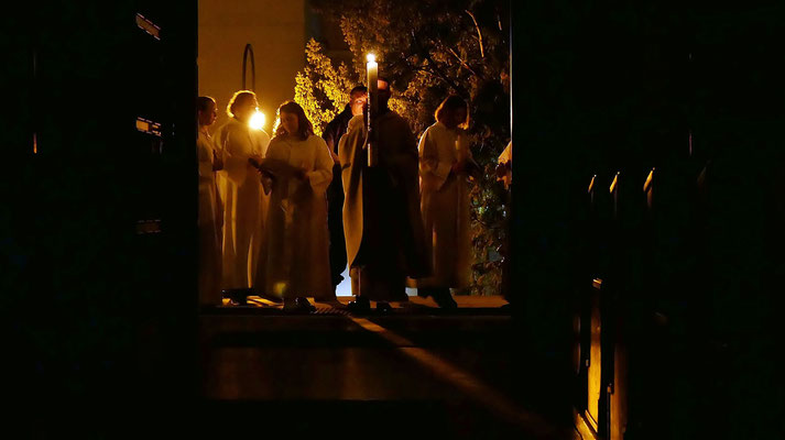 Ostersonntag: Auferstehungsfeier um 5:00 früh, Osterkerze zum Altar tragen