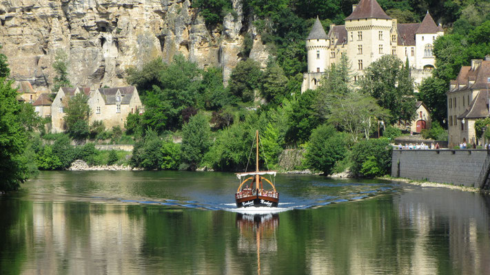 Dienstag: Bootsfahrt auf der Dordogne mit Blick auf die bewohnte Felswand von Roque Gageac (1 von 2)